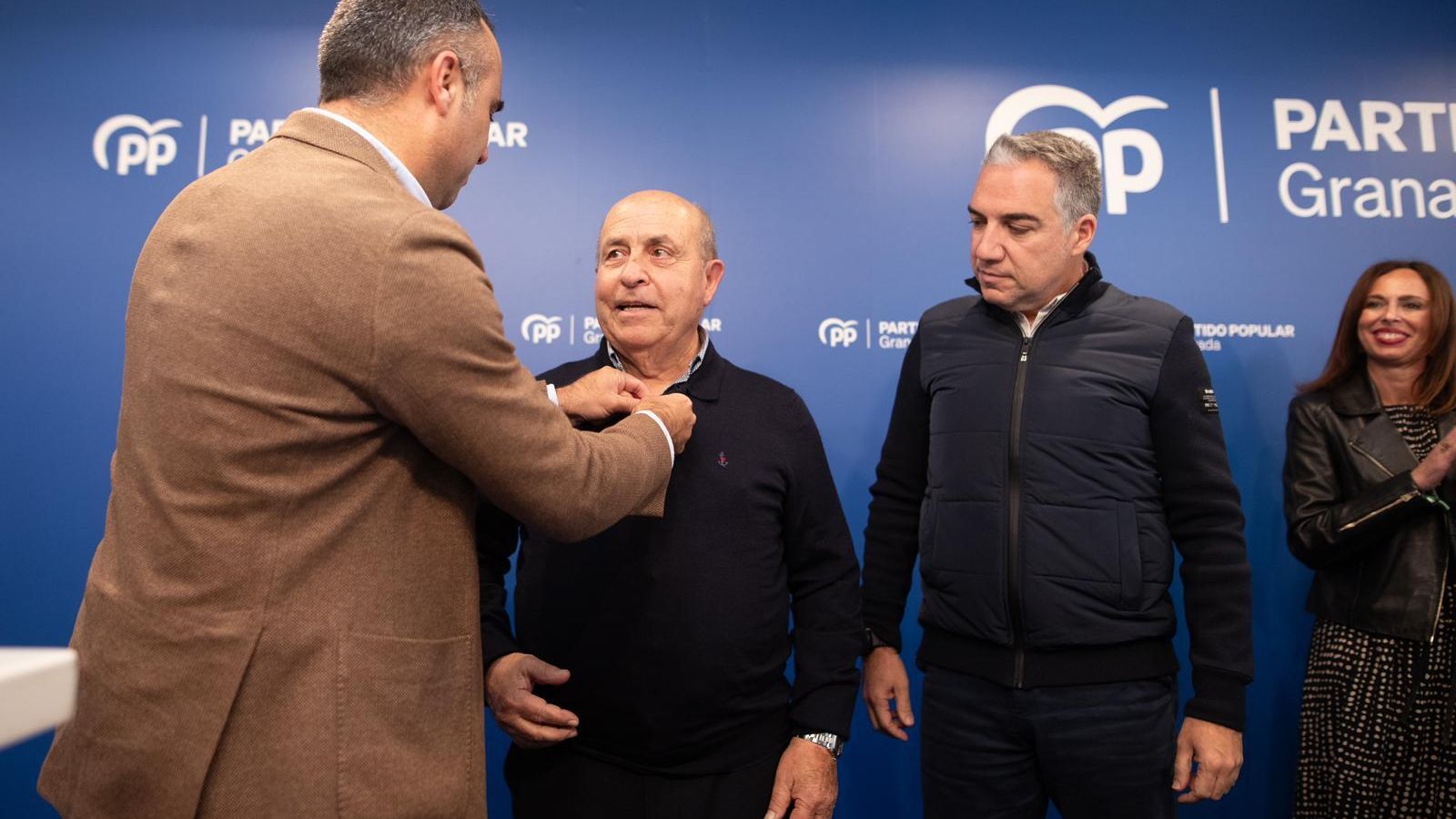 Francis Rodríguez le impone la granada de plata.