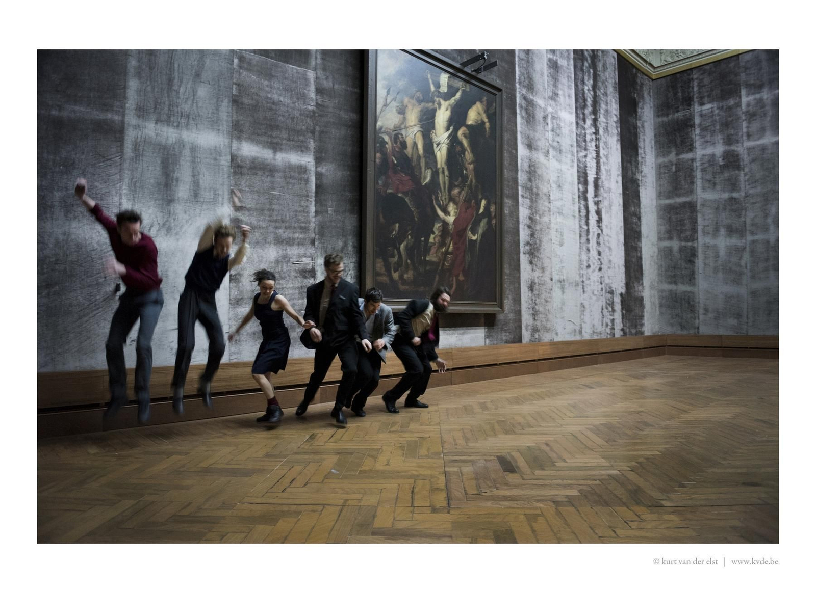 Los intérpretes evolucionan dentro de la recreación de la Sala Rubens del Museo de Bellas Artes de Amberes.