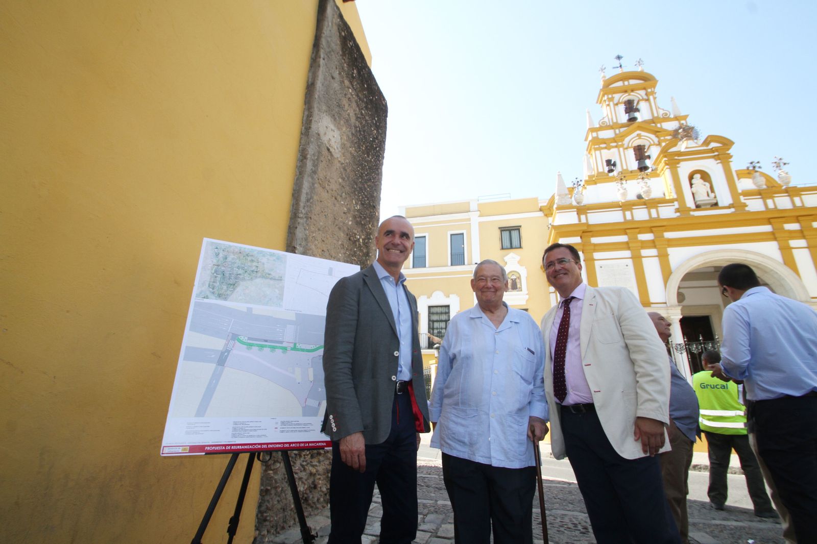 Antonio Muñoz, Manuel García y Juan Carlos Cabrera en la explanada que será peatonal.