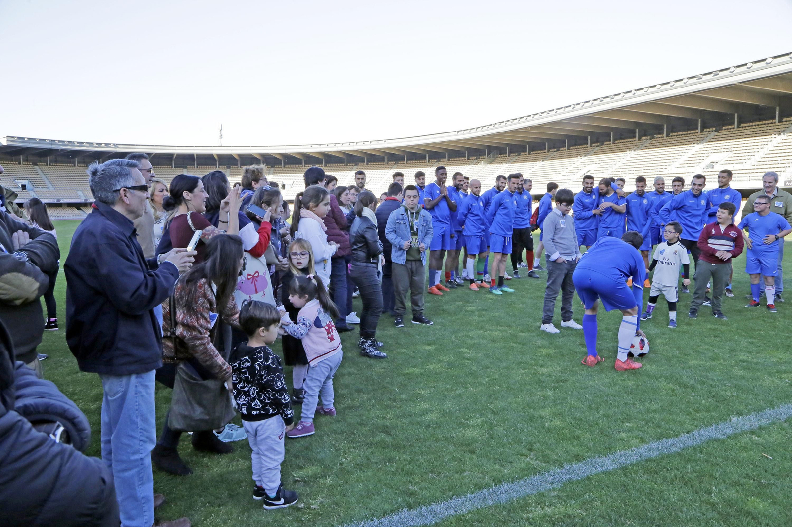 Cedown celebrando junto a los jugadores del Xerez DFC en dia del Sindrome de Down
