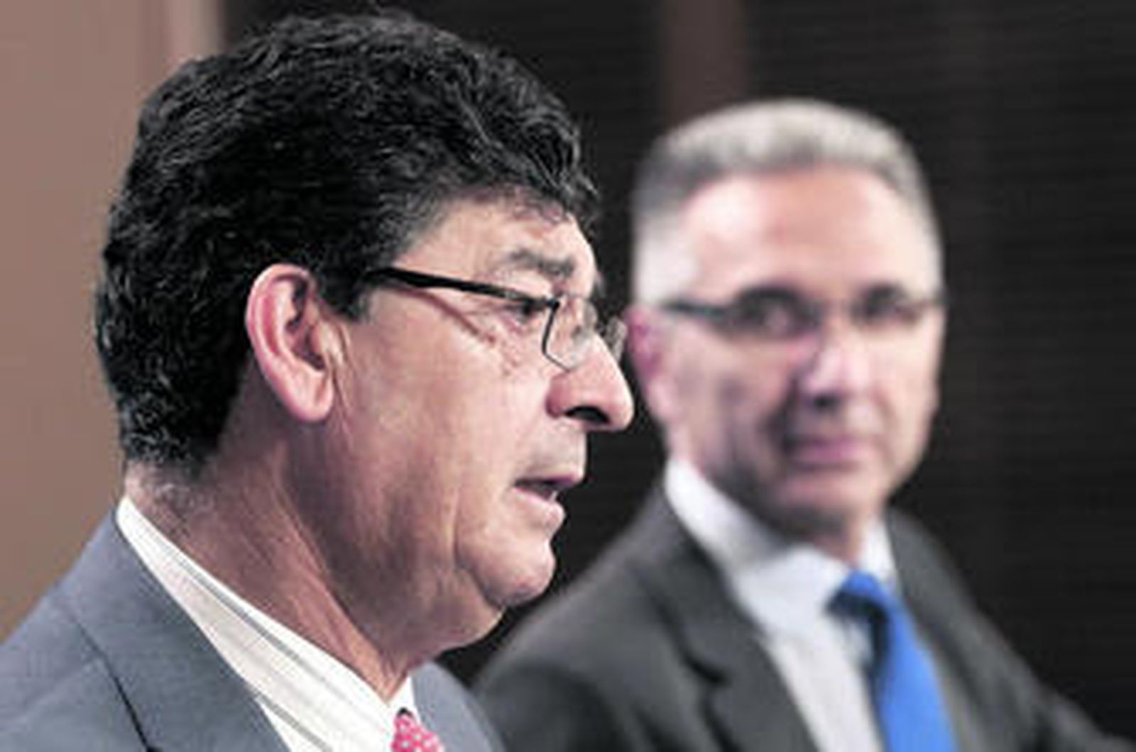 Diego Valderas, ayer después del Consejo de Gobierno, junto al portavoz, Miguel Ángel Vázquez.