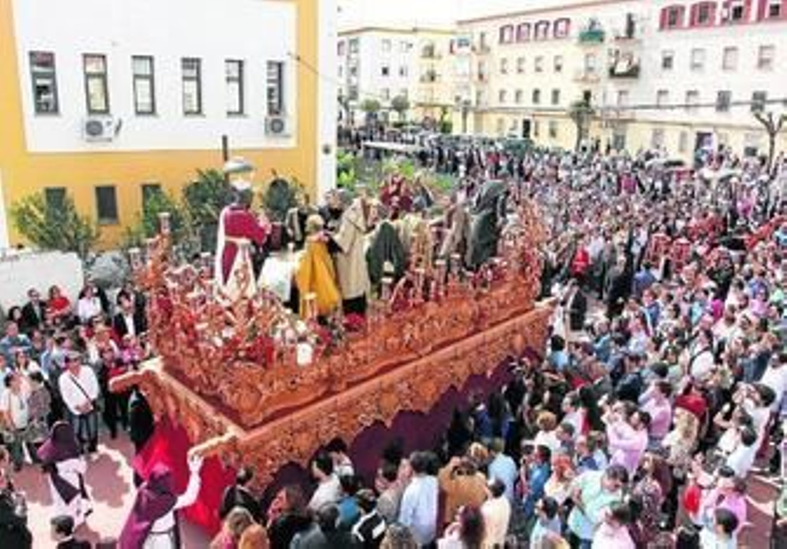 Una marea de gente recibió un año más al misterio de la Sagrada Cena.