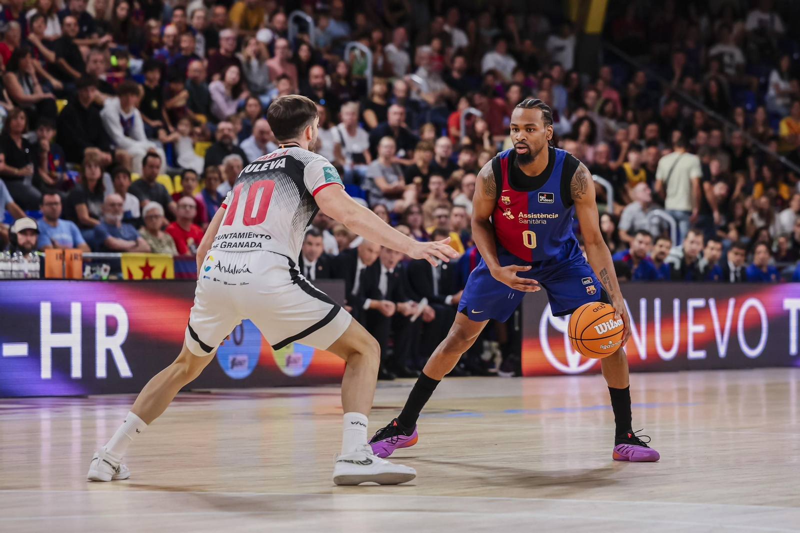 Defensa del Covirán Granada en un partido de la pasada temporada