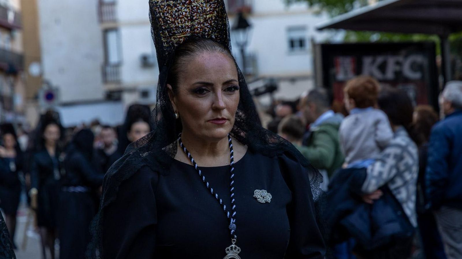 Luto y duelo en la noche del Viernes Santo, en imágenes