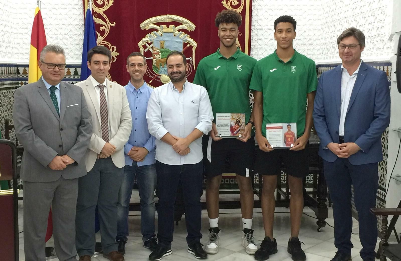 Ismael y Pablo Tamba posan con sus obsequios.