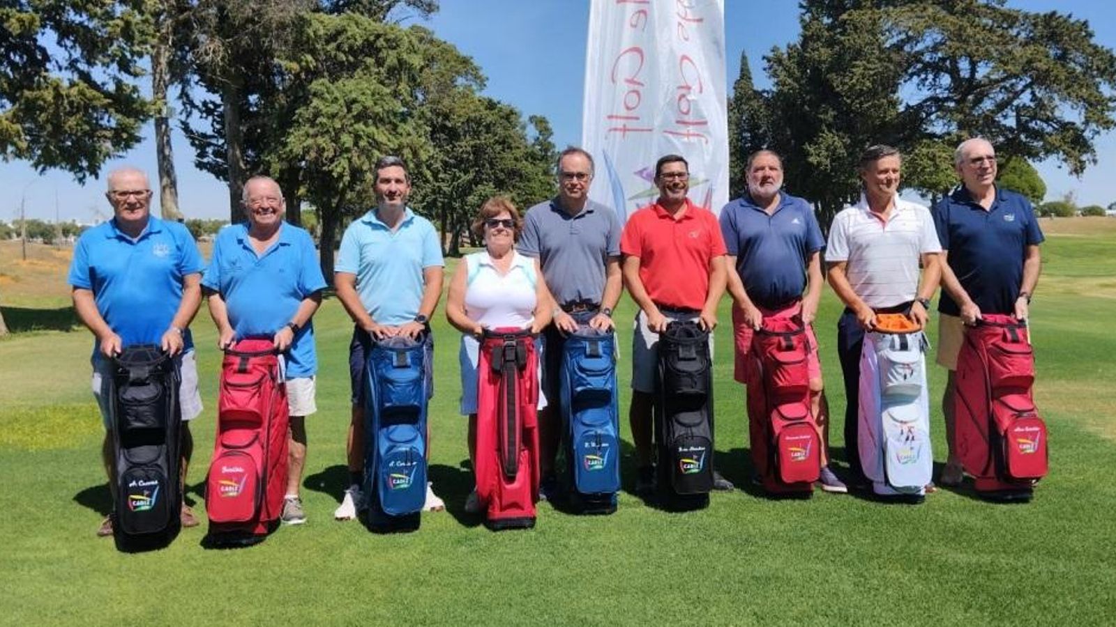 Entrega de las bolsas como premio a la fidelidad.