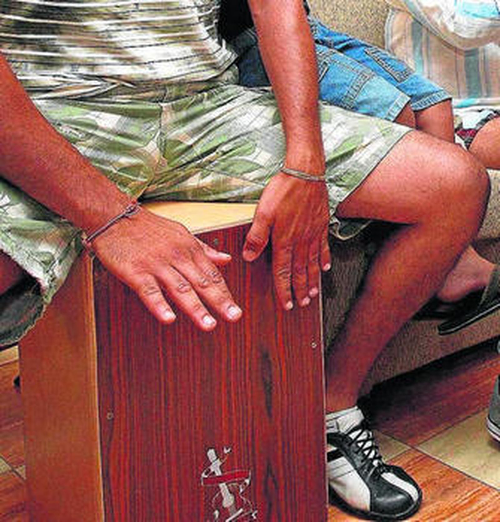 Un joven, tocando el cajón.