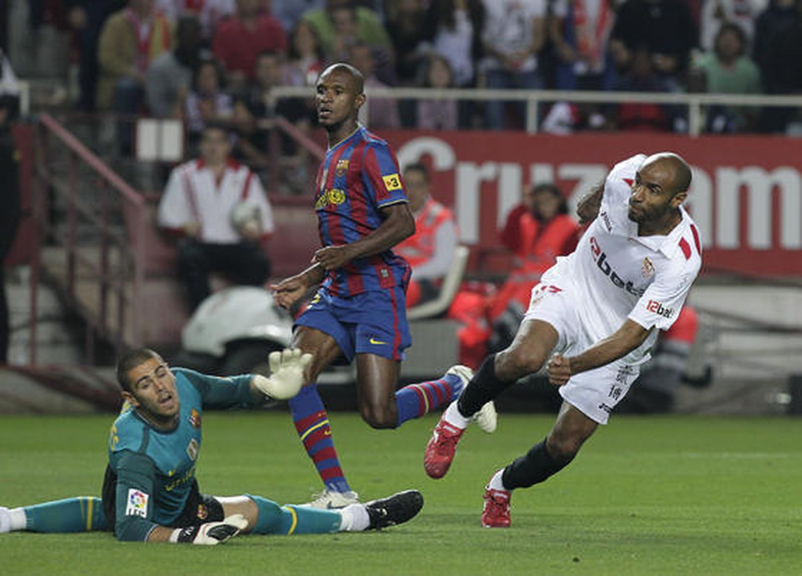El Sevilla está más cerca de la Liga de Campeones pese a perder ante el Barcelona con diez jugadores por expulsión de Konko. / Antonio Pizarro