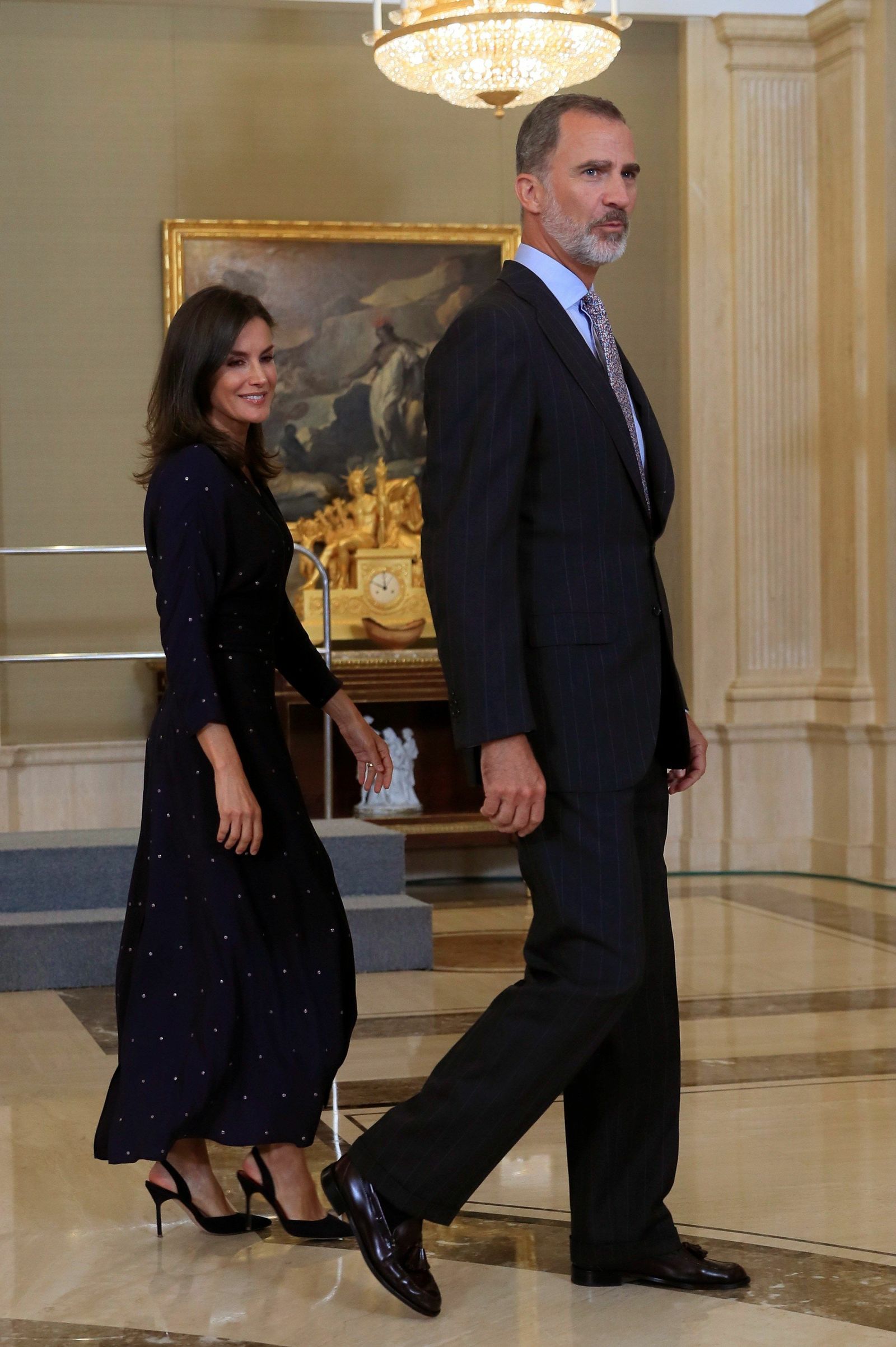 Los Reyes, a su entrada al Salón Magnolias del Palacio de la Zarzuela.