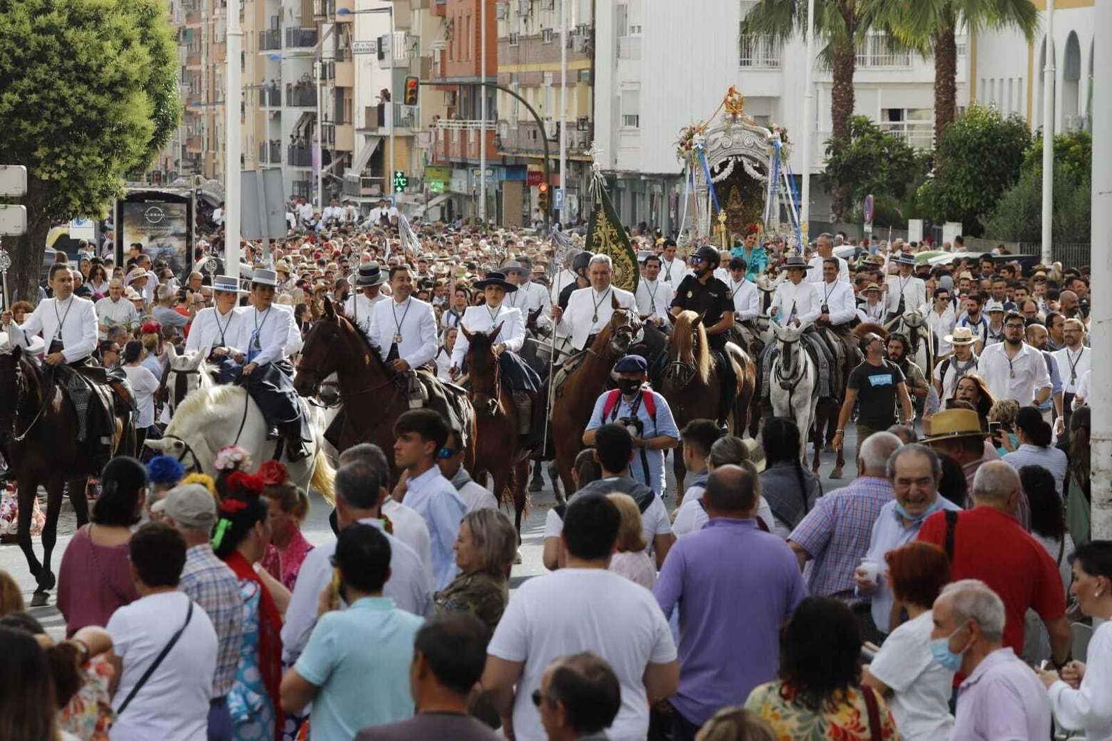 Las primeras imágenes de la Hermandad del Rocío de Huelva por las calles de la capital