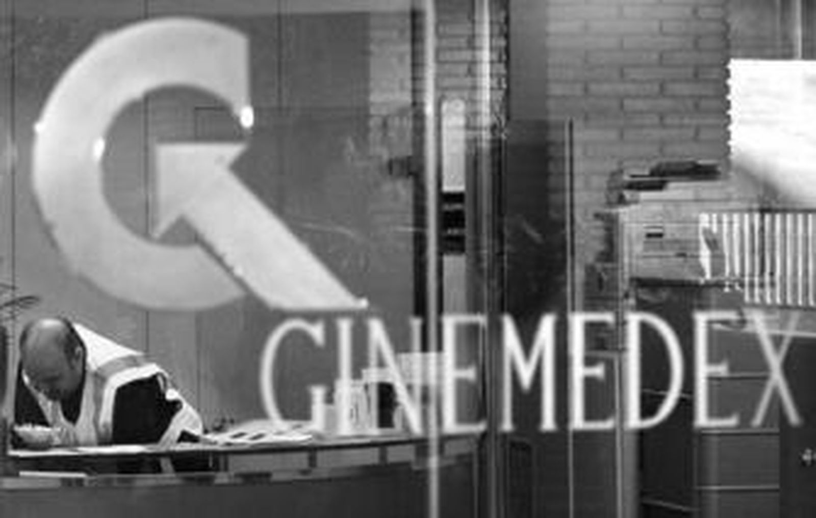 Un agente de la Guardia Civil durante el registro ayer de una clínica del grupo Ginemedex.