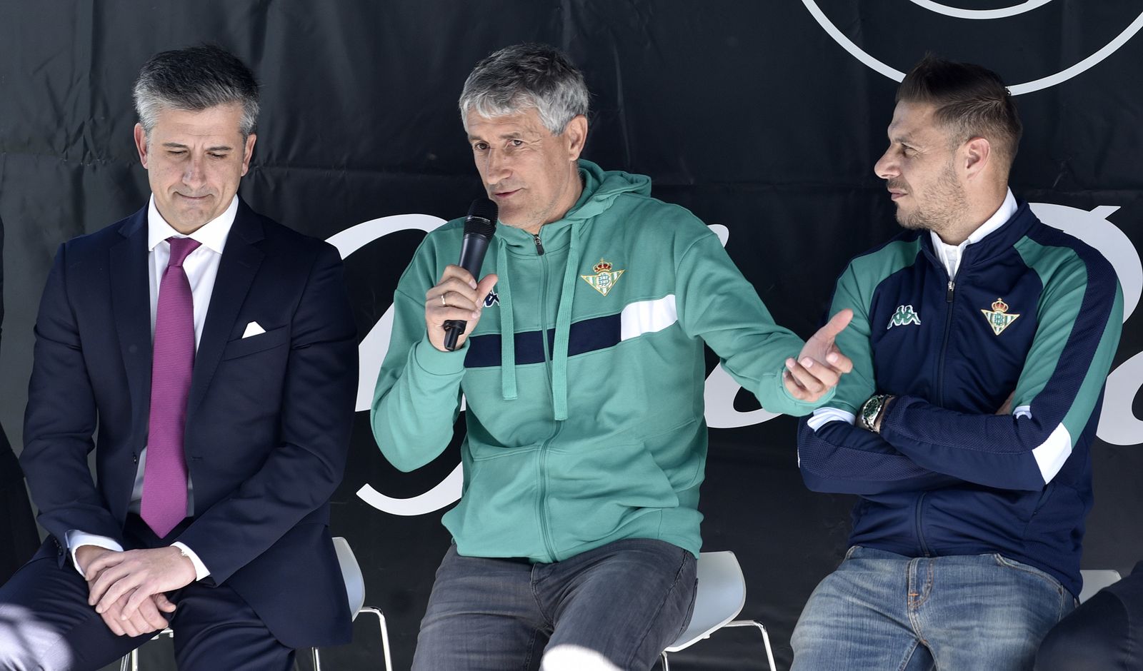 Las imágenes de la entrega de sus nuevos Alfa Romeo a la plantilla del Betis