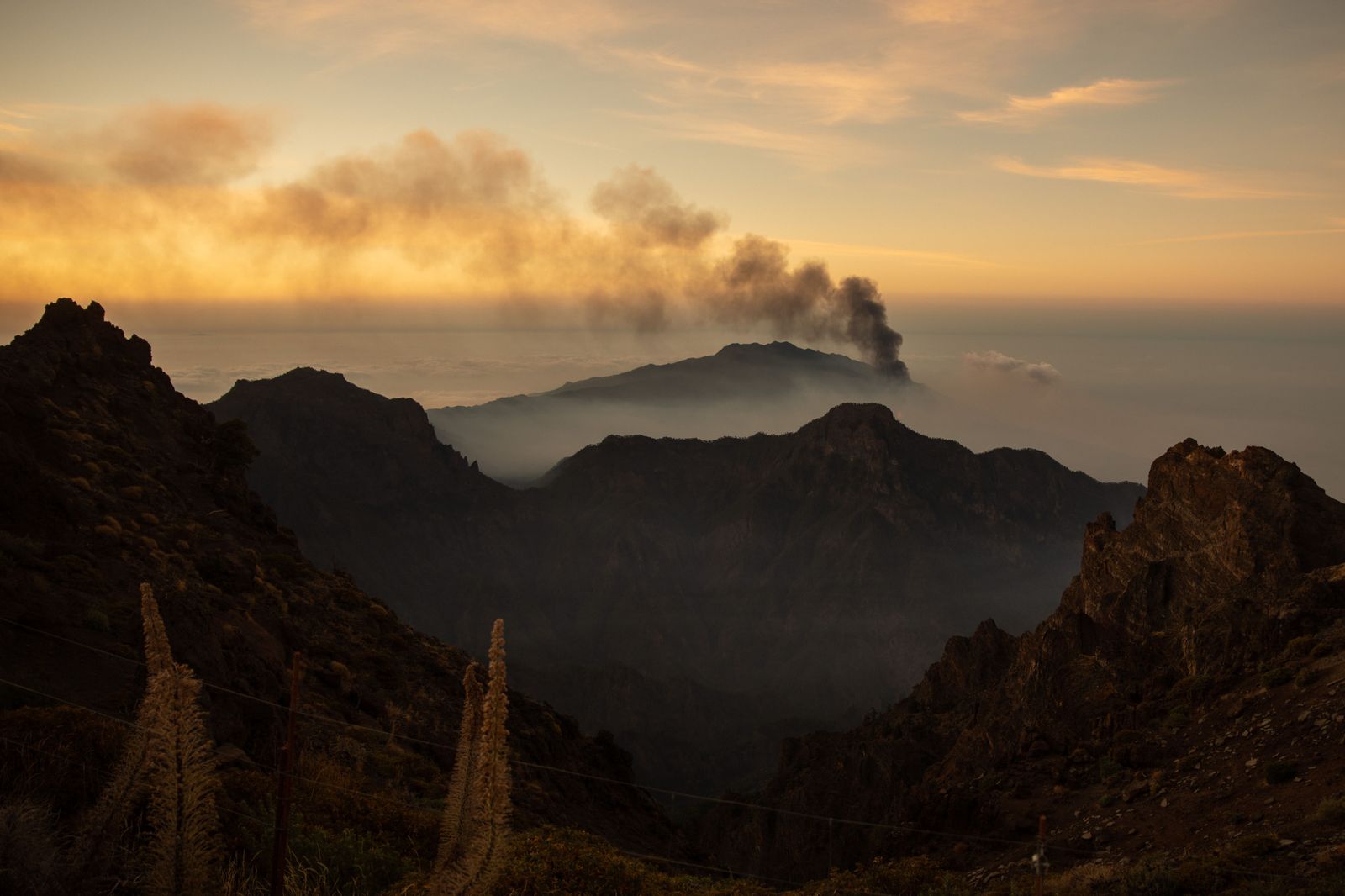 El humo del volcán visto desde un monte cercano