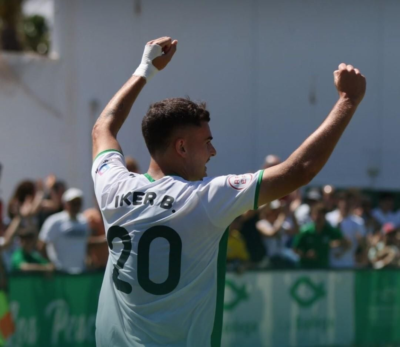 Iker Burgos celebra un gol.
