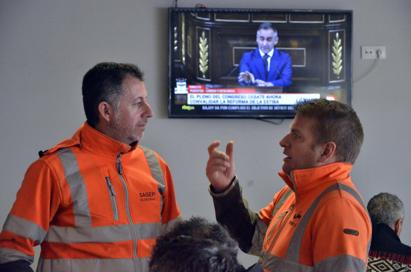 Dos estibadores de Algeciras conversan durante el debate de la reforma de la estiba, el pasado jueves.
