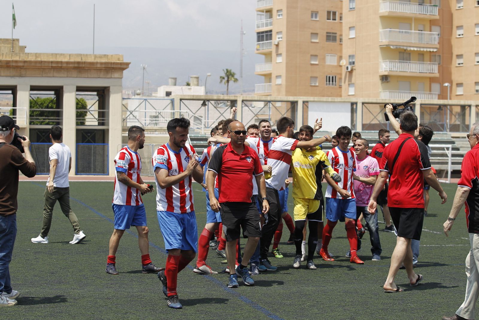 La familia rojiblanca celebrando la tercera posición sobre el césped del Emilio Campra.