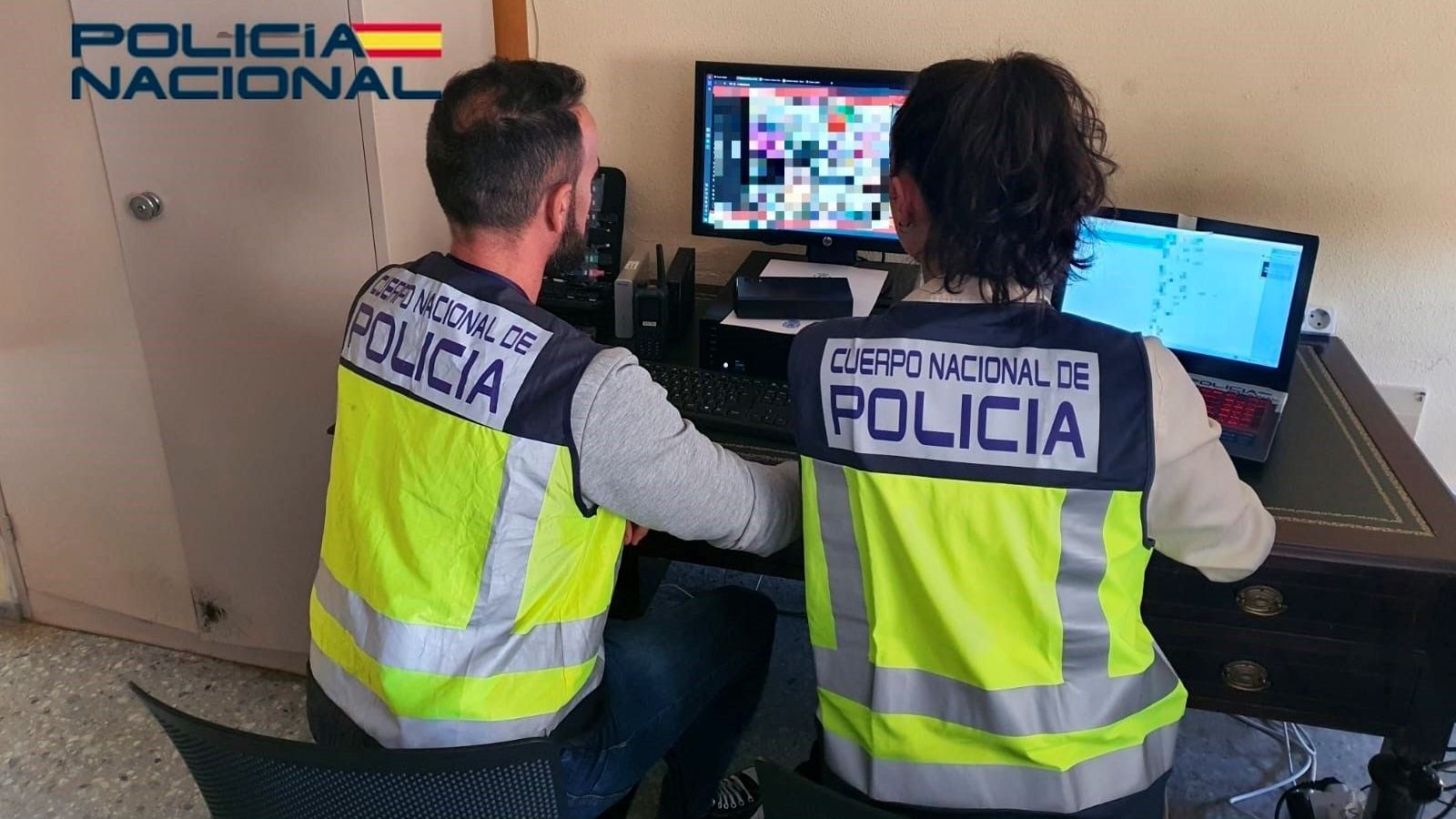 Dos agentes de la unidad de la Policía Nacional especializada en la lucha contra la ciberpornografía.