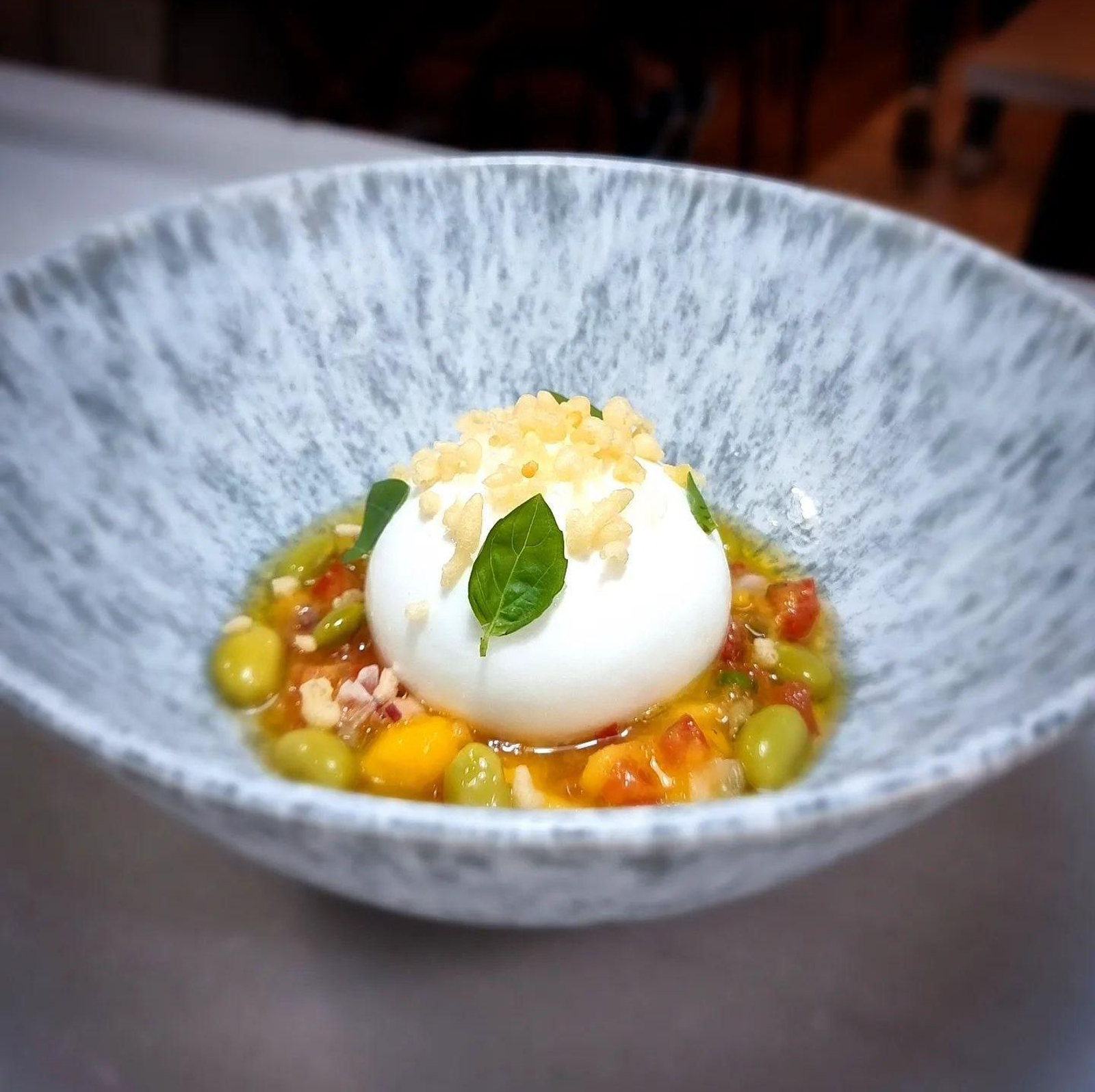 La burrata con guacamole de mango y edamame es uno de los entrantes destacados para compartir.