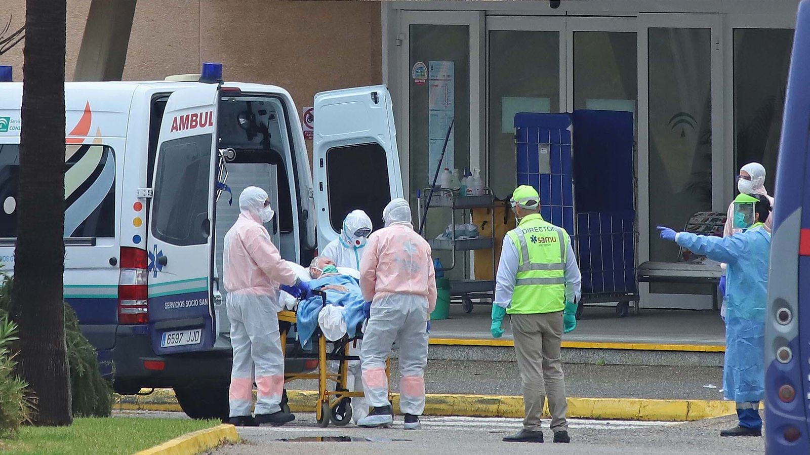 Fotos del traslado a La Línea de los 27 ancianos de la residencia de Alcalá del Valle