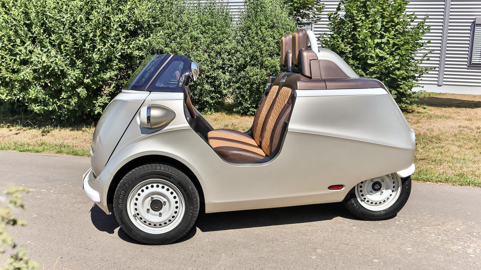 En la versión cabrio se prescinde de techo, que se desmonta para conducirlo. Algunos elementos, parecen similares a los de una versión especial del Smart de 2002 denominada Crossblade. En este caso, el acceso al habitáculo se hace por las "puertas" laterales.