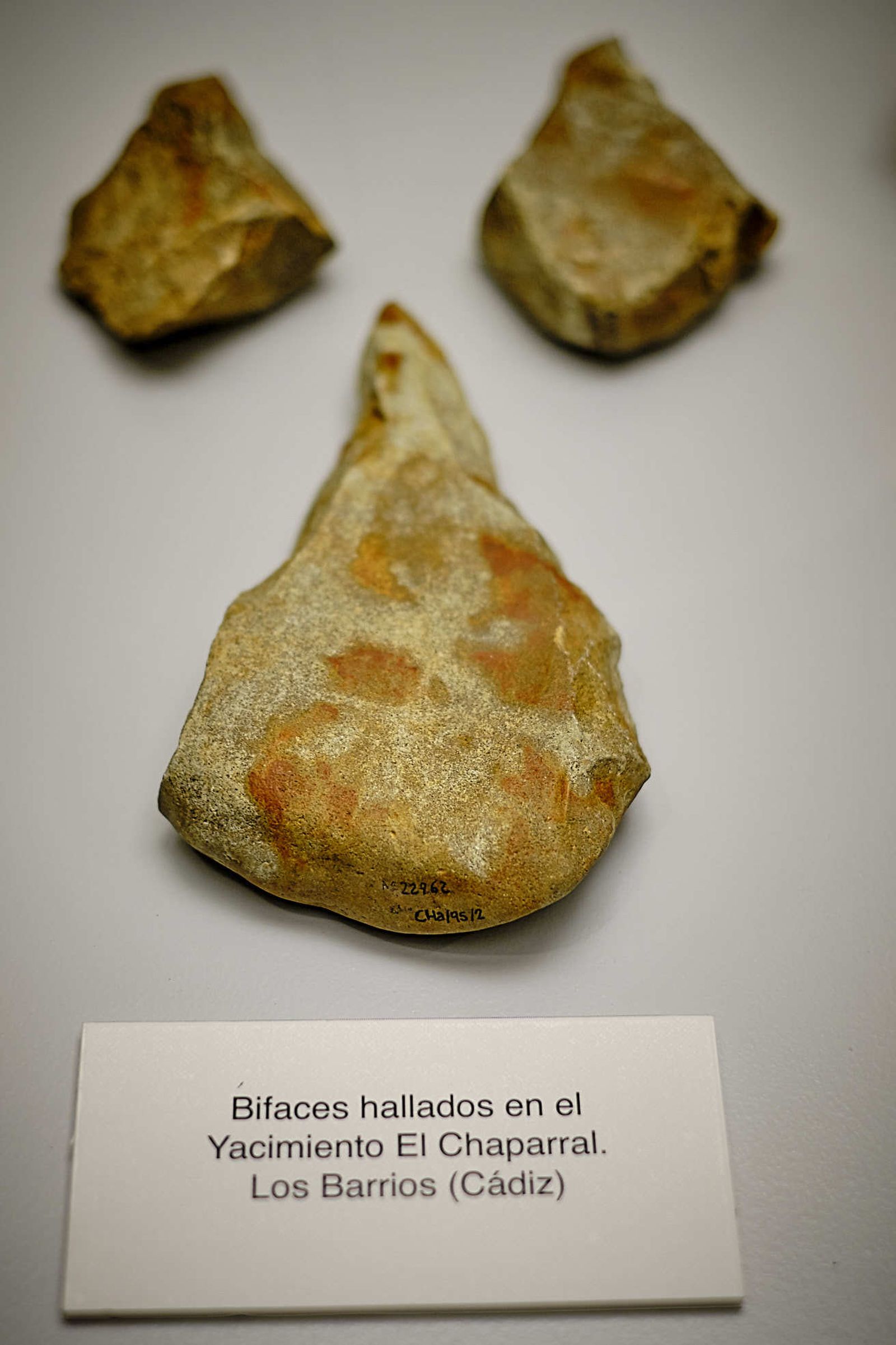 Piezas de ‘Las otras piedras de La Caleta’ , exposición sobre la ocupación paleolítica en Cádiz.