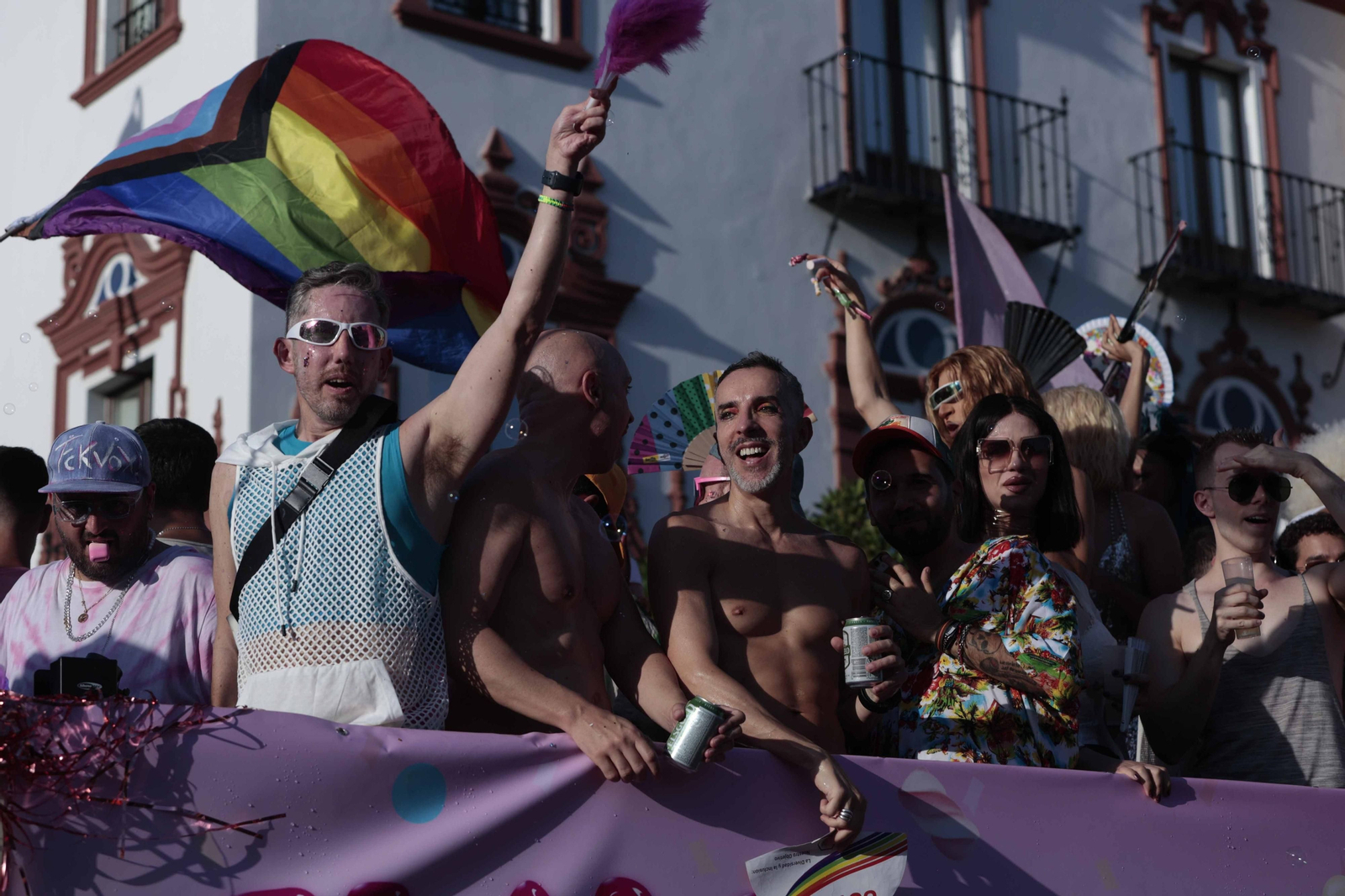 Las imágenes de la cabalgata del Orgullo LGTBI en Sevilla