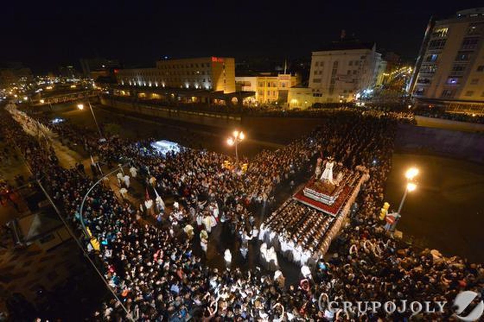 Crucifixión, Gitanos, Dolores del Puente, Pasión, Estudiantes y Cautivo protagonizaron una jornada en claroscuro./ Javier Albiñana