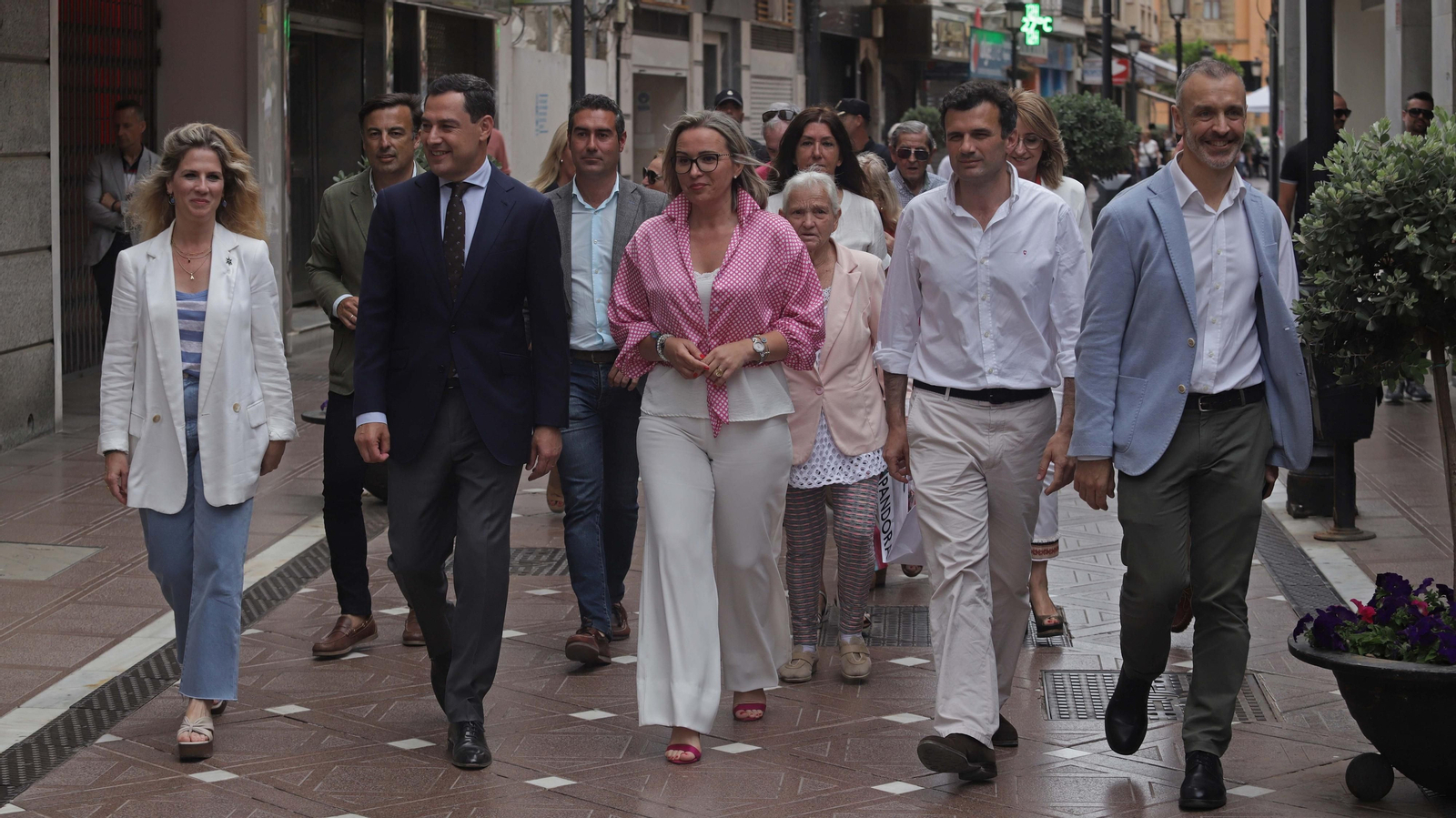 Fotos de la visita de Juanma Moreno a La Línea