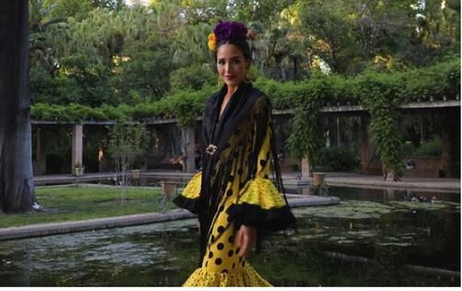 Rocío Osorno con un traje de flamenca de Anguas Ruiz. Rocío Osorno con un traje de flamenca de Anguas Ruiz.