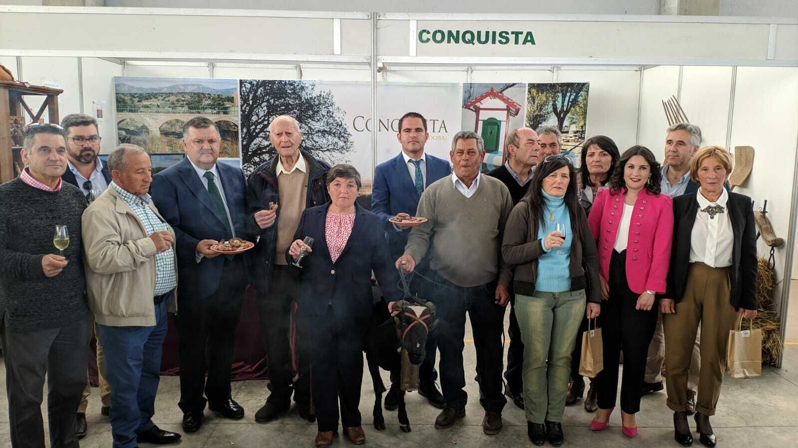 Las autoridades, con un grupo de ganaderos en Conquista.