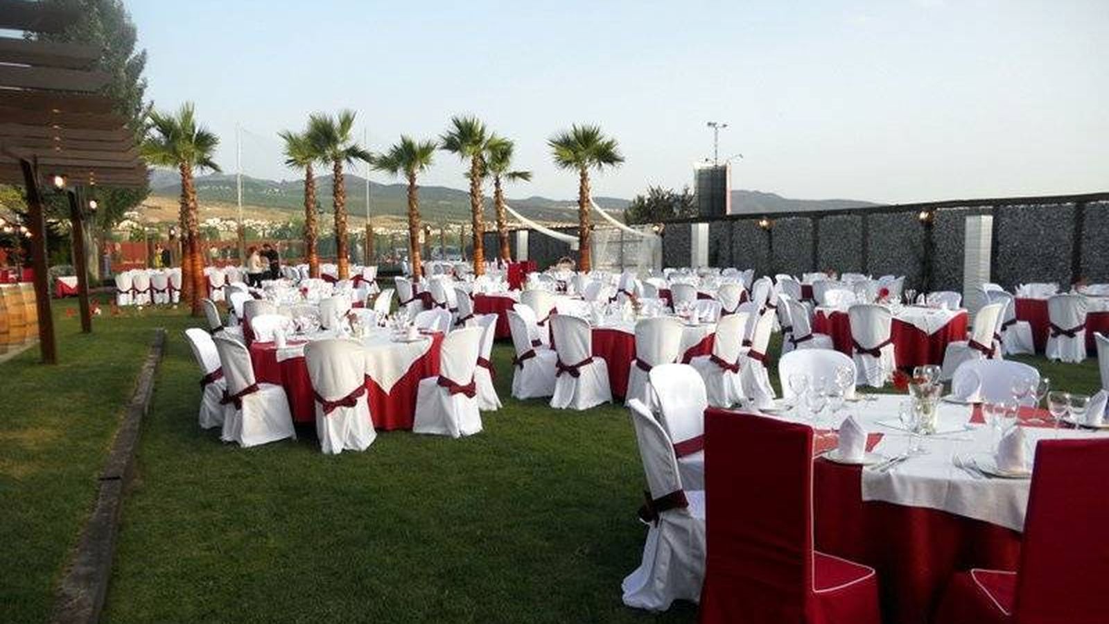 Zona ajardinada de el restaurante El Cortijo