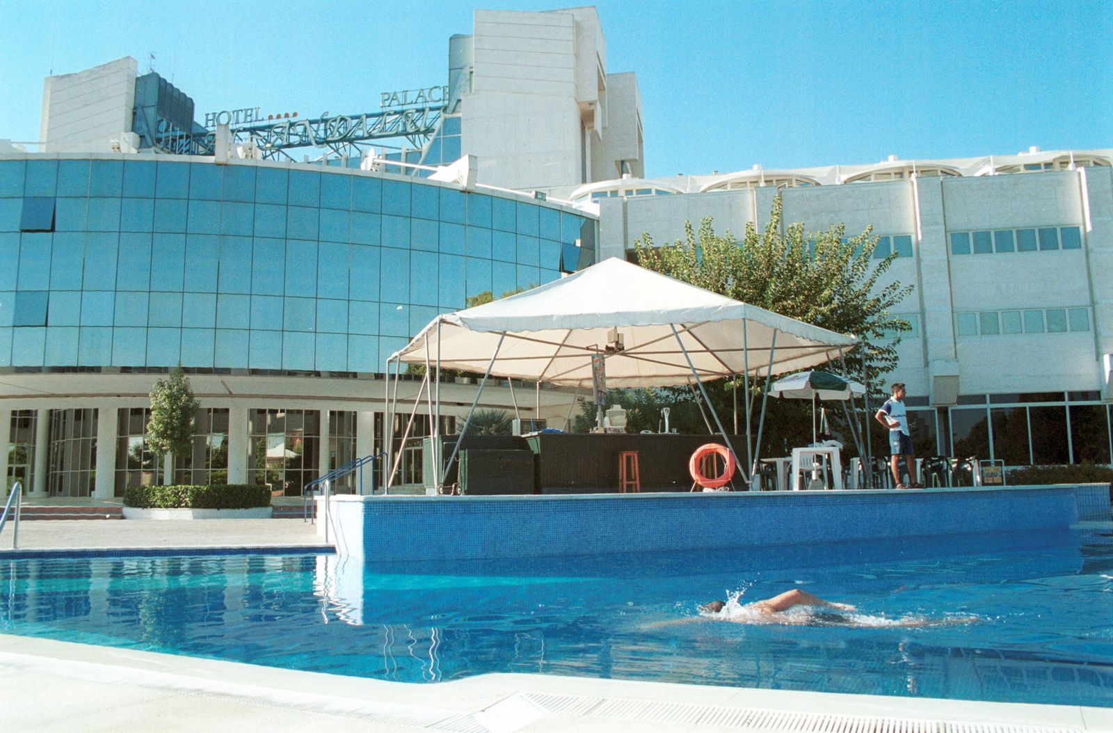 El Hotel Al-Andalus cuenta con una piscina de grandes dimensiones.