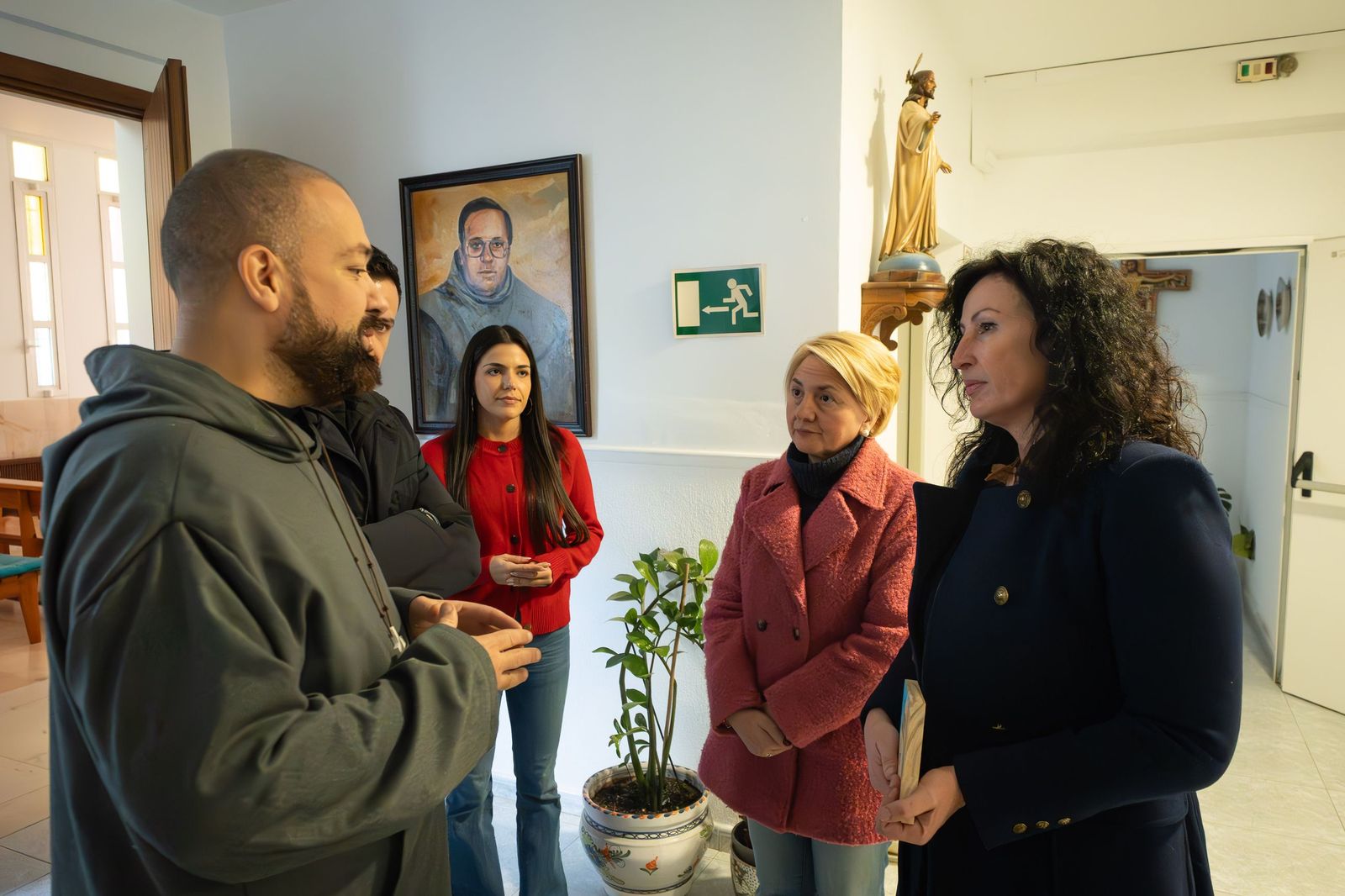 La alcaldesa felicita la Navidad al personal del Centro de Acogida y a los turnos de guardia de Bomberos y Policía Loca