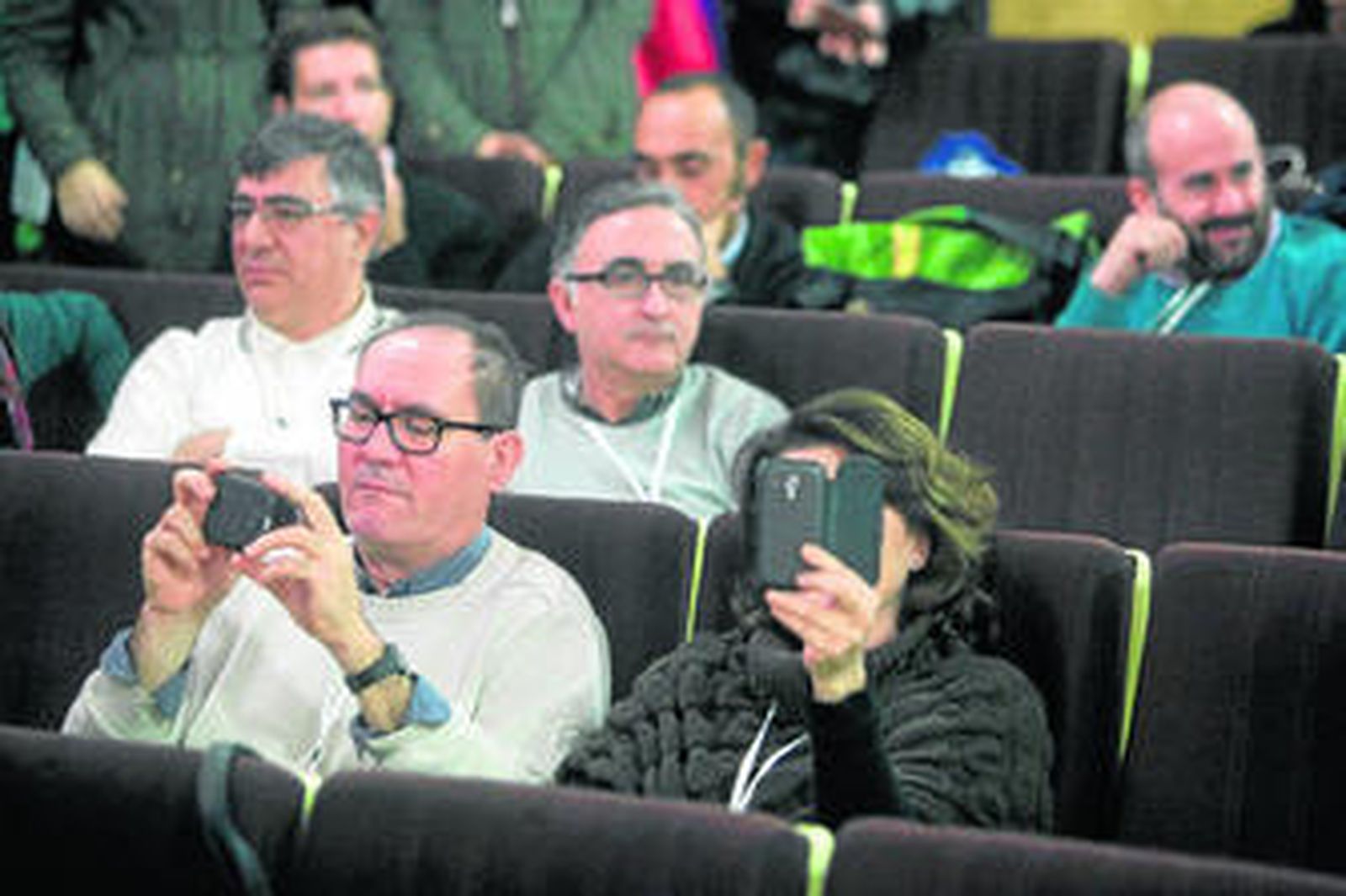 Miembros del claustro toman imágenes de la irrupción de los alumnos.