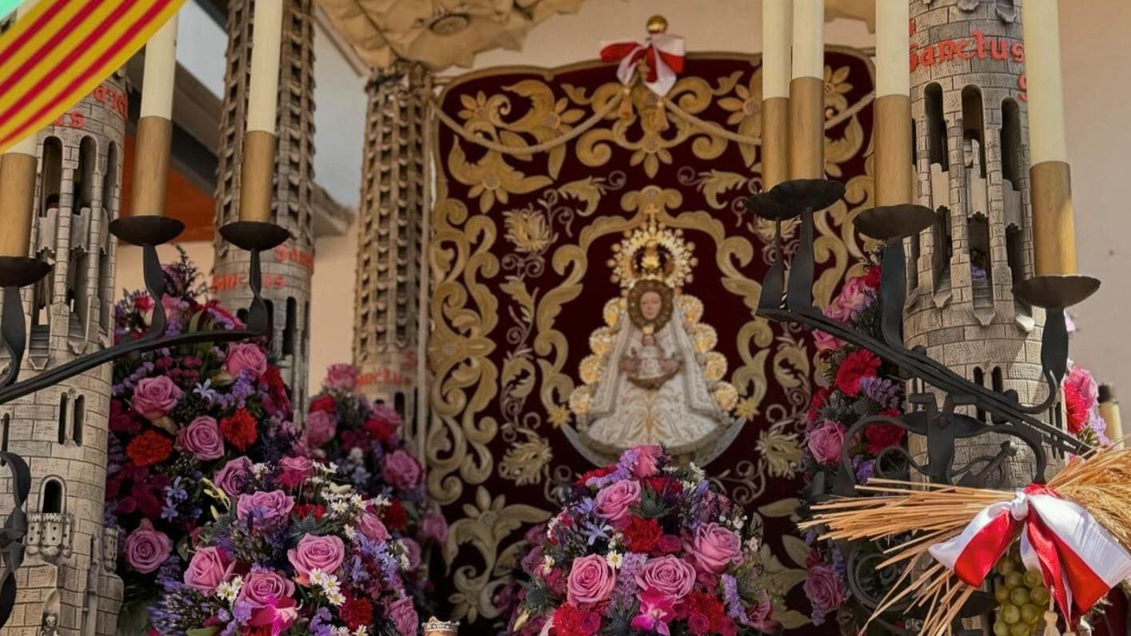 Simpecado de la Hermandad del Rocío de Barcelona.