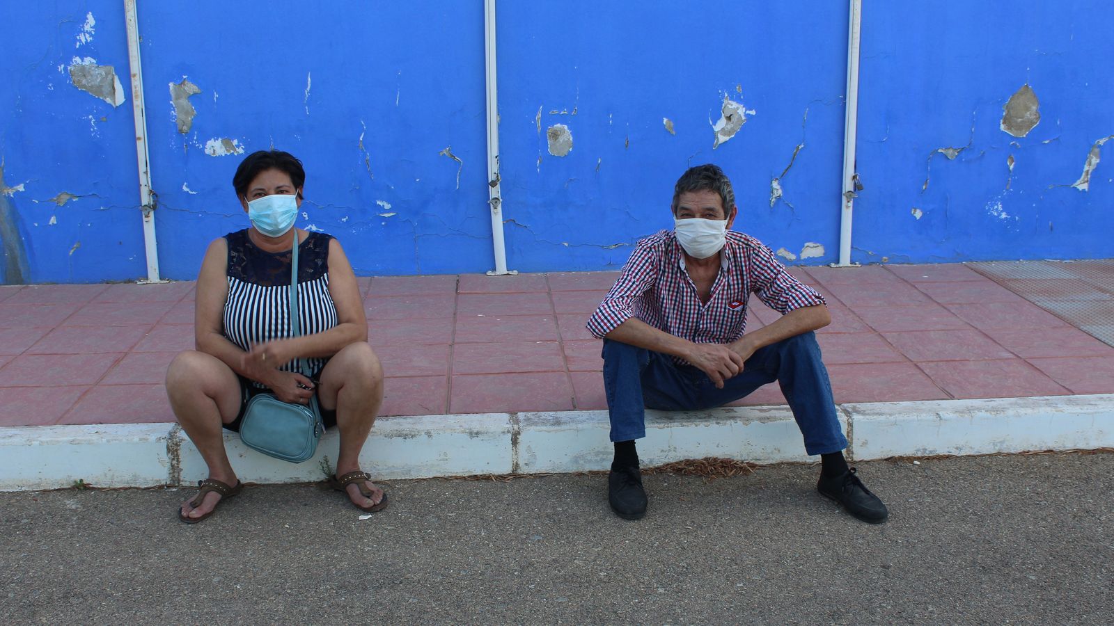 Ana María Haro y Joaquín Pérez esperan los resultados de los test fuera del pabellón.