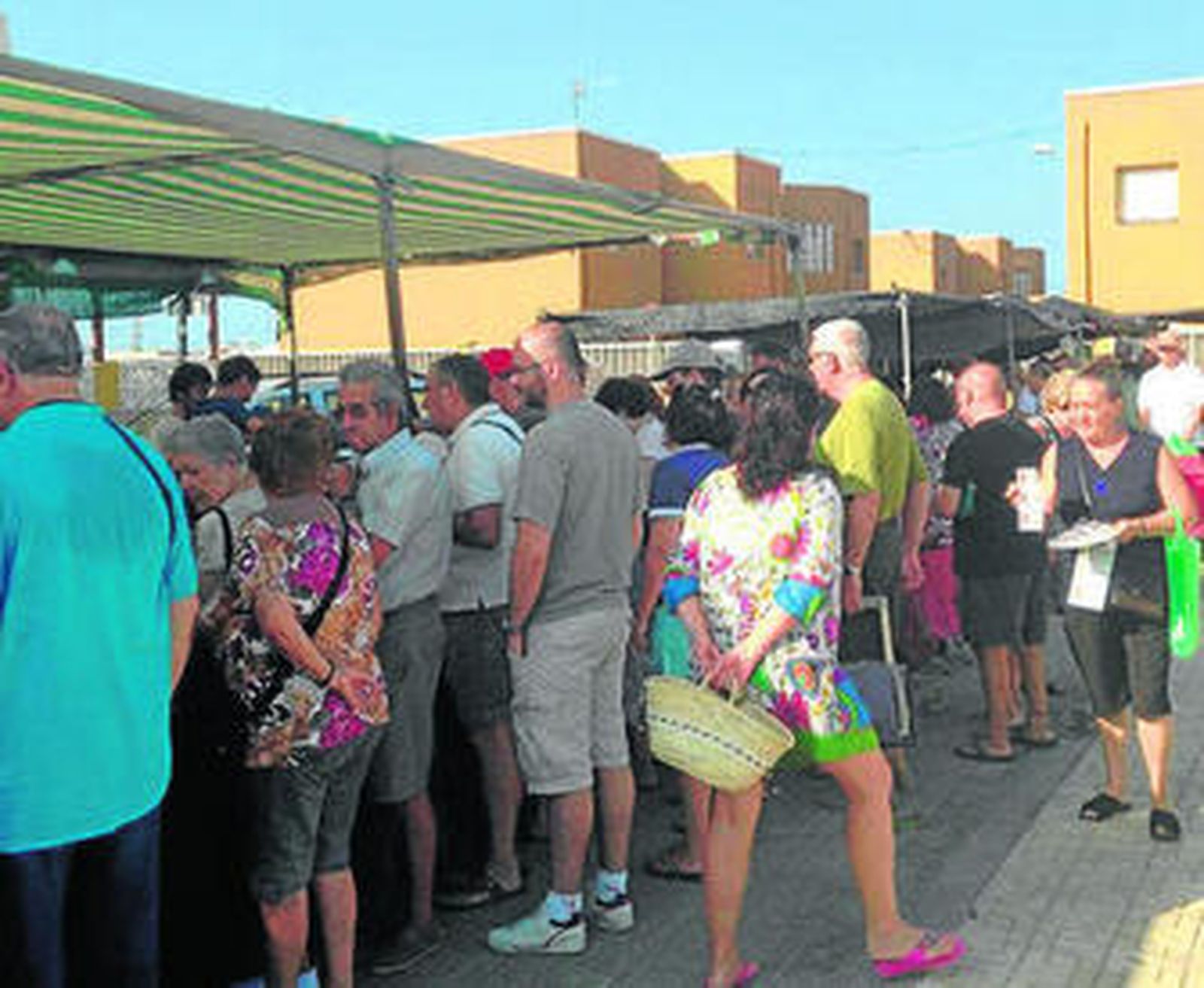 Imagen del mercadillo de Cabo de Gata a mediodía de ayer.