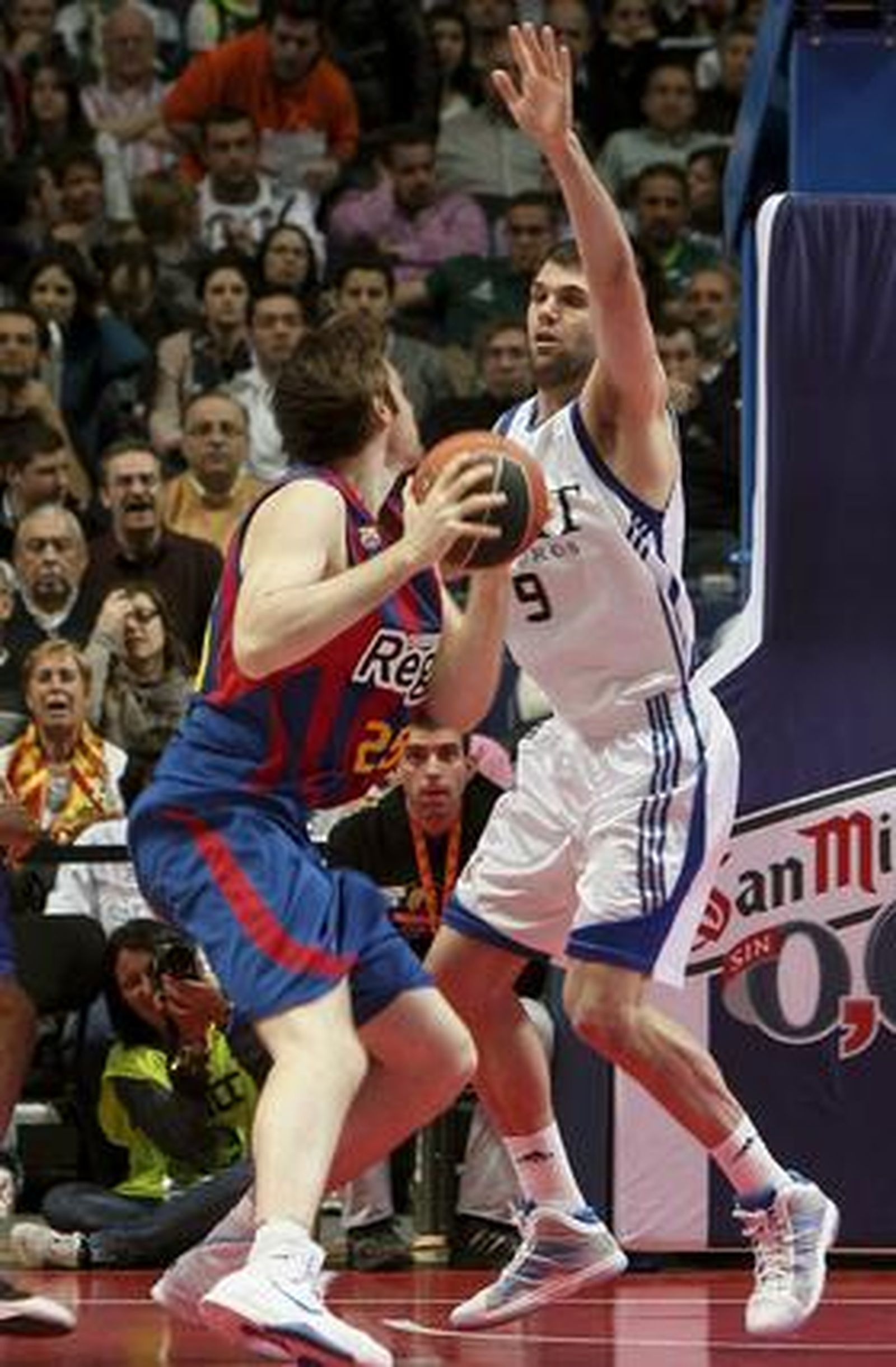 El Barcelona vence en la final de la Copa del Rey ante el Real Madrid por segundo año consecutivo  (68-60). / EFE