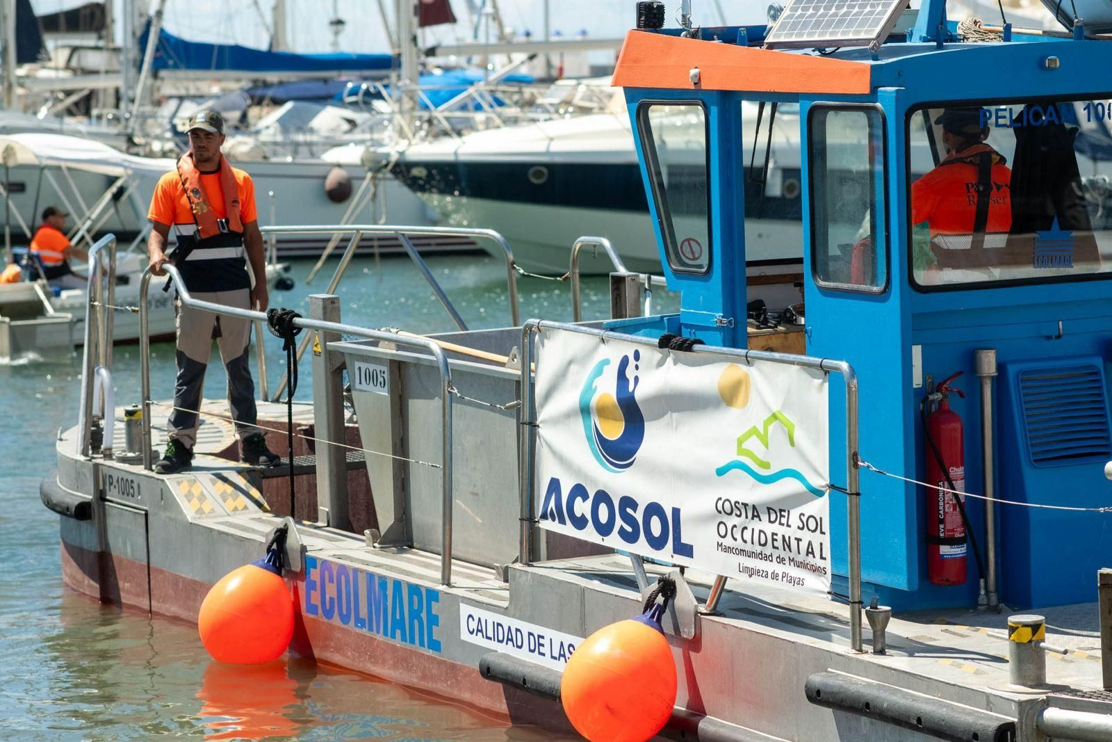 Uno de los barcos empleados para la limpieza del litoral.