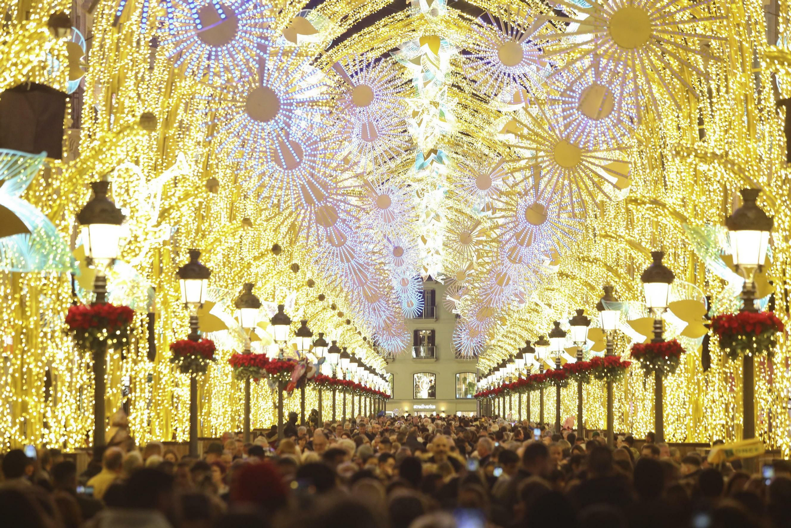 Imagen de la calle Larios tras el encendido navideño.