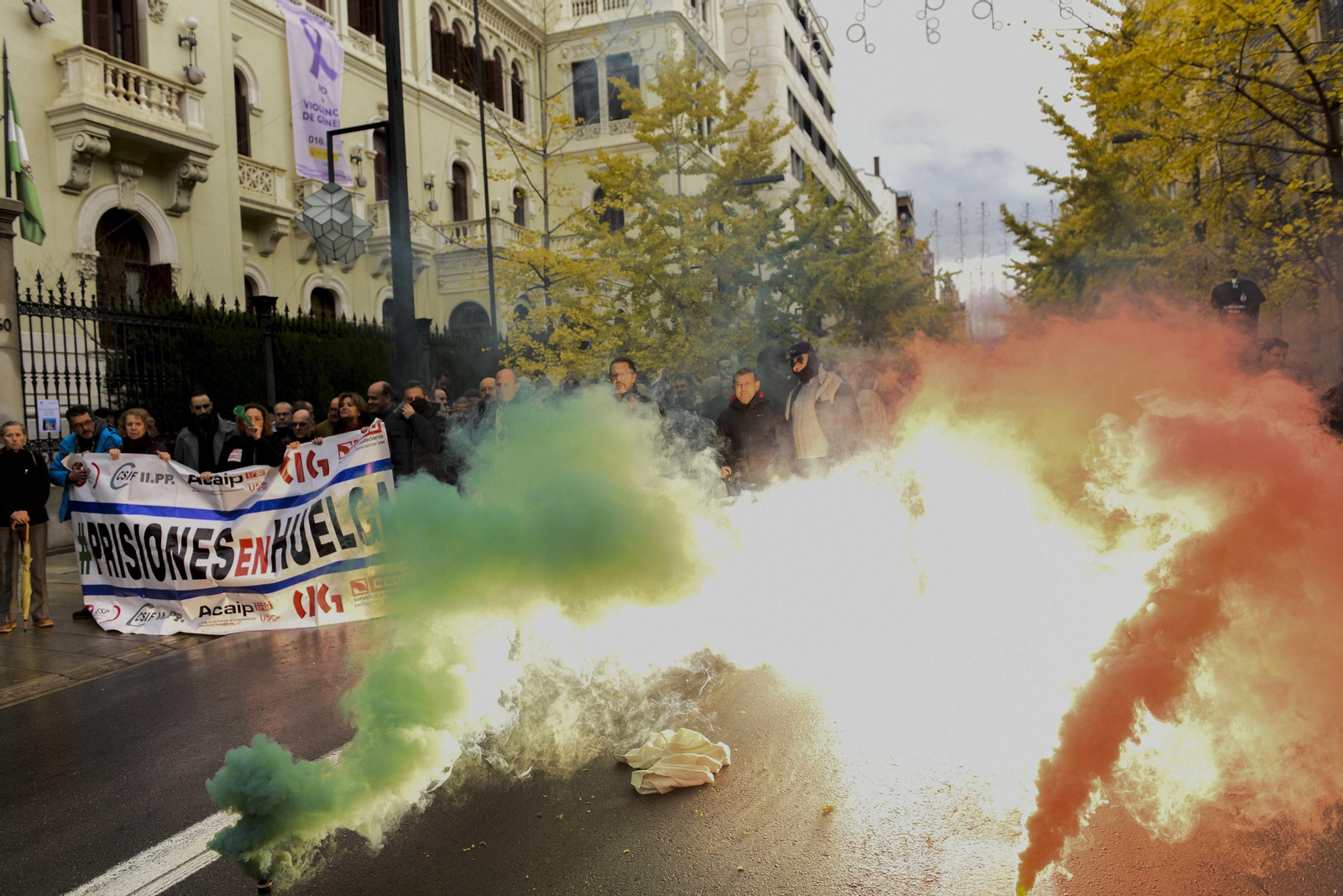 En torno a un centenar de funcionarios de prisiones se concentraron ayer frente a la Subdelegación del Gobierno