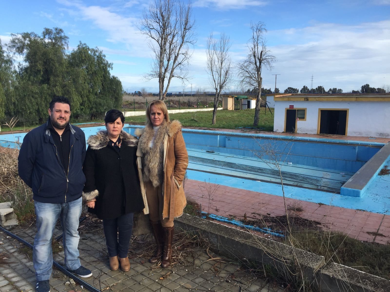 La diputada Asunción Llamas junto a la alcaldesa de Santiponce, Carolina Casanova, en la piscina municipal.
