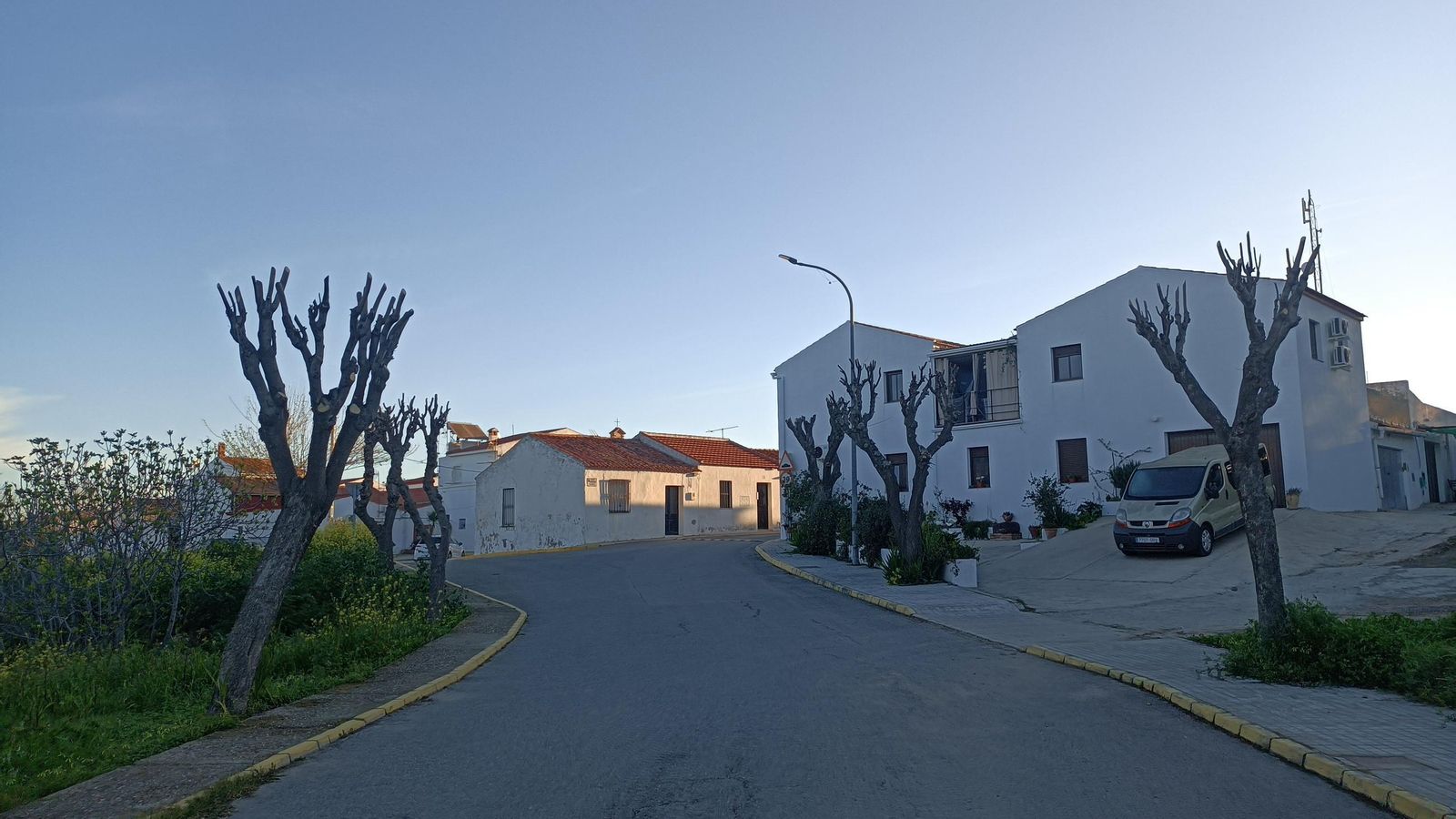 Entrando en el poblado minero de La Dehesa.