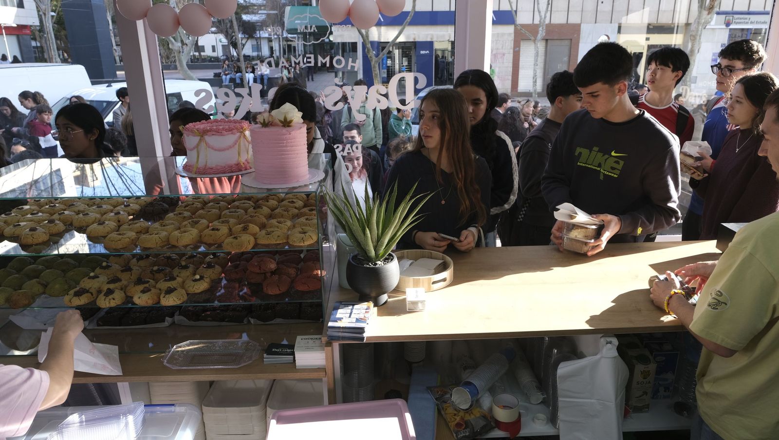 Colas interminables y tartas a un euro: la mejor 'cheesecake' de Almería conquista el centro de la ciudad