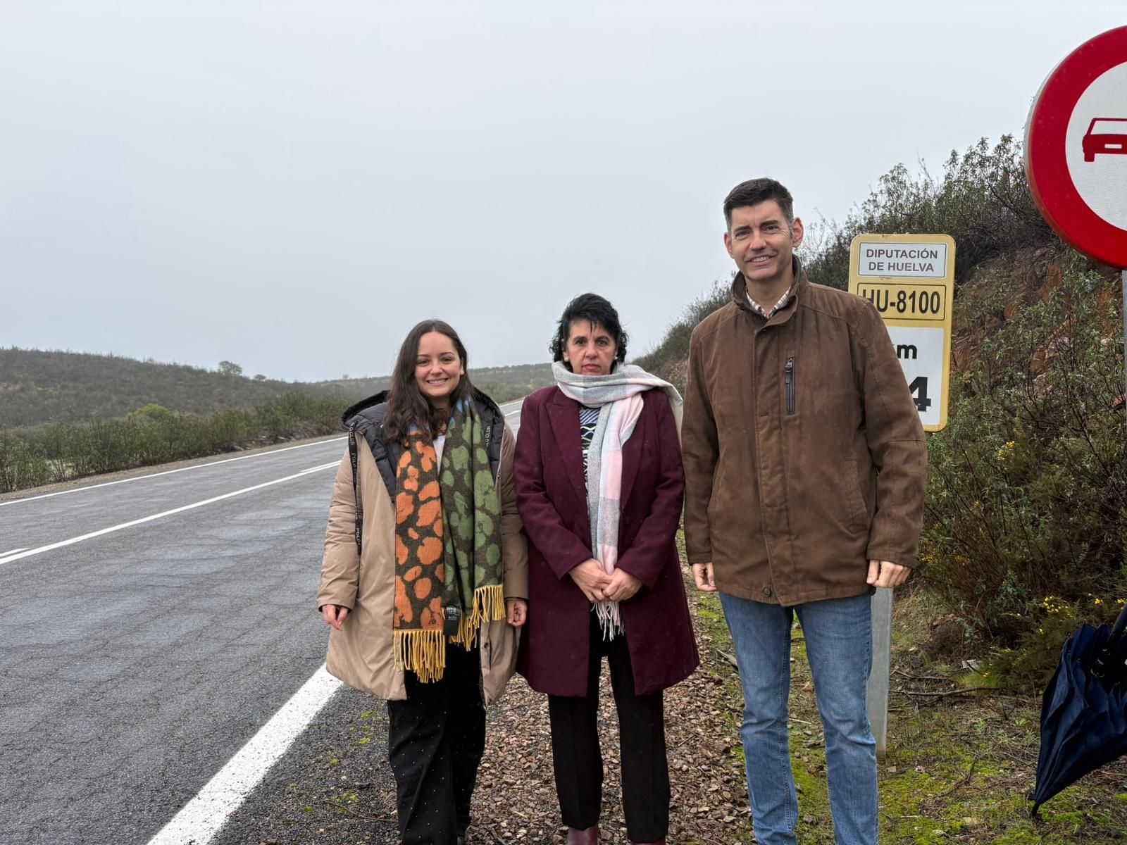 El diputado de Infraestructuras, Manolo Cayuela; la alcaldesa de Encinasola, Dolores Benjumea y la alcaldesa de Aroche, Cristina Romero.