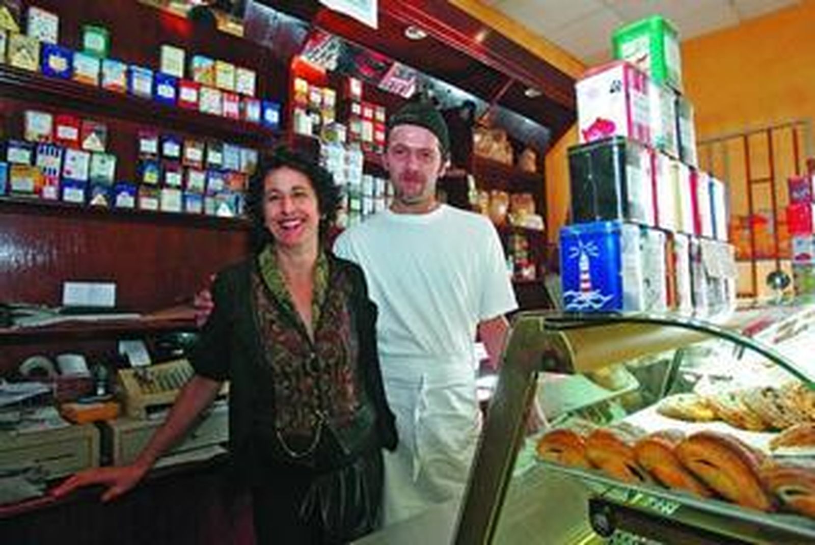 David y Marie, en su cafetería-pastelería La Boheme, en la calle Londres de Cádiz.