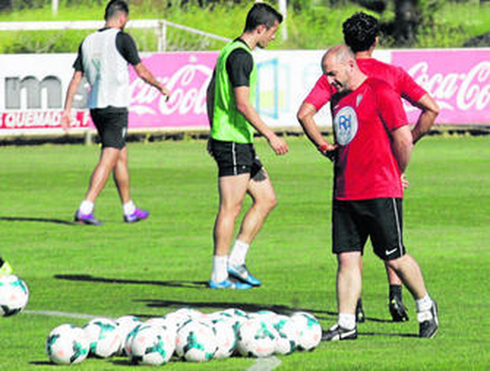 Albert Ferrer, pensativo, en la vuelta al trabajo de ayer.
