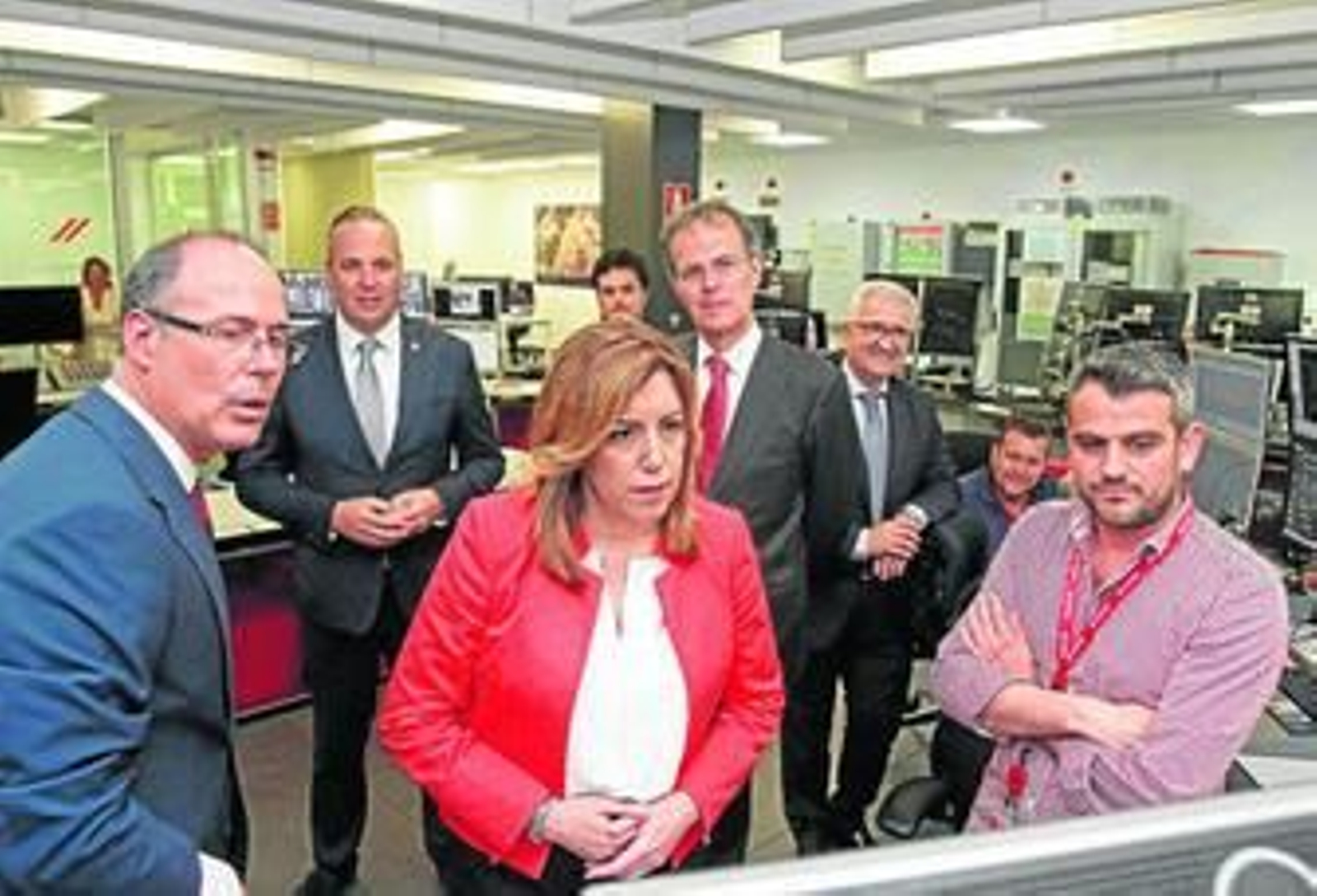 El director de la refinería de San Roque, Miguel Pérez de la Blanca, explica el funcionamiento de la sala de control a la presidenta de la Junta, Susana Díaz.