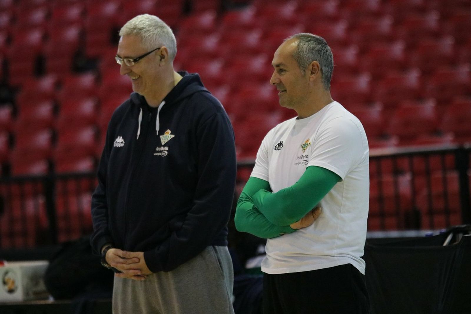 Curro Segura observa un entrenamiento junto a Rocky Jarana, uno de sus ayudantes.