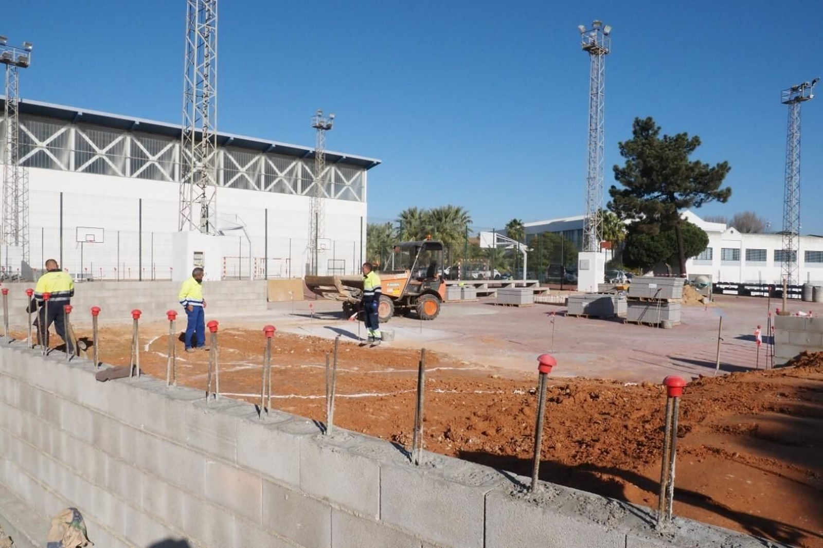 Obras que se llevan a cabo en Palos para la construcción del skatepark.